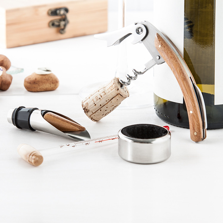 Еко сет за вино во кутија од бамбус