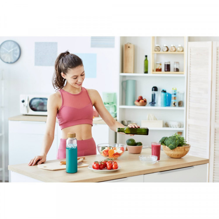 Стаклено шише 600мл бамбус капаче силконс. футрола