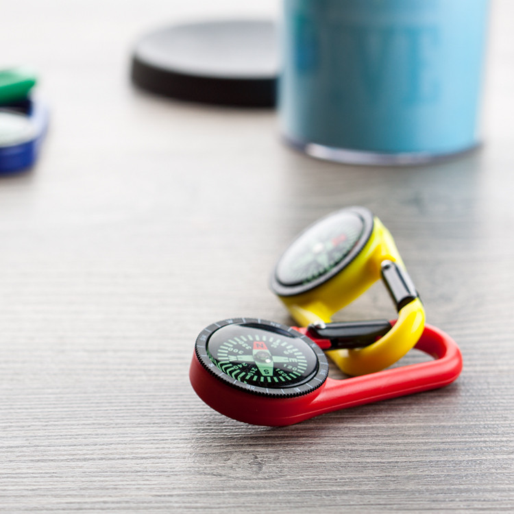 Пластичен привезок со компас