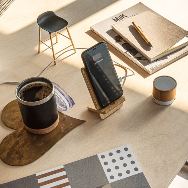 Држач за мобилен со бежичен полнач