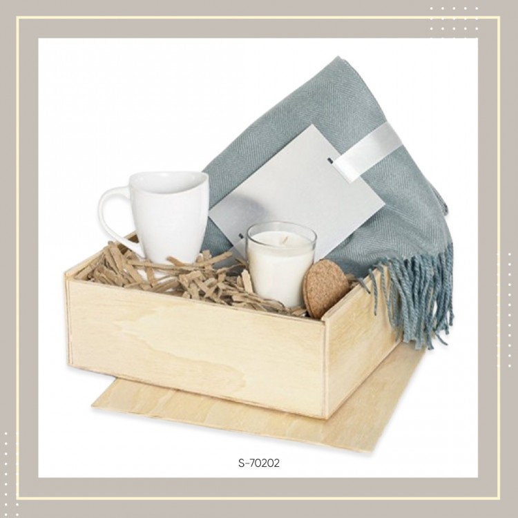 Даровен сет со ќебе, чаша, свеќа во дрвена кутија