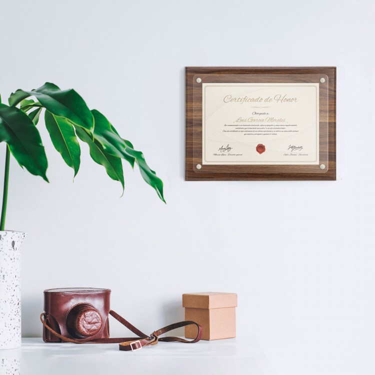 Рамка дрвена за признание